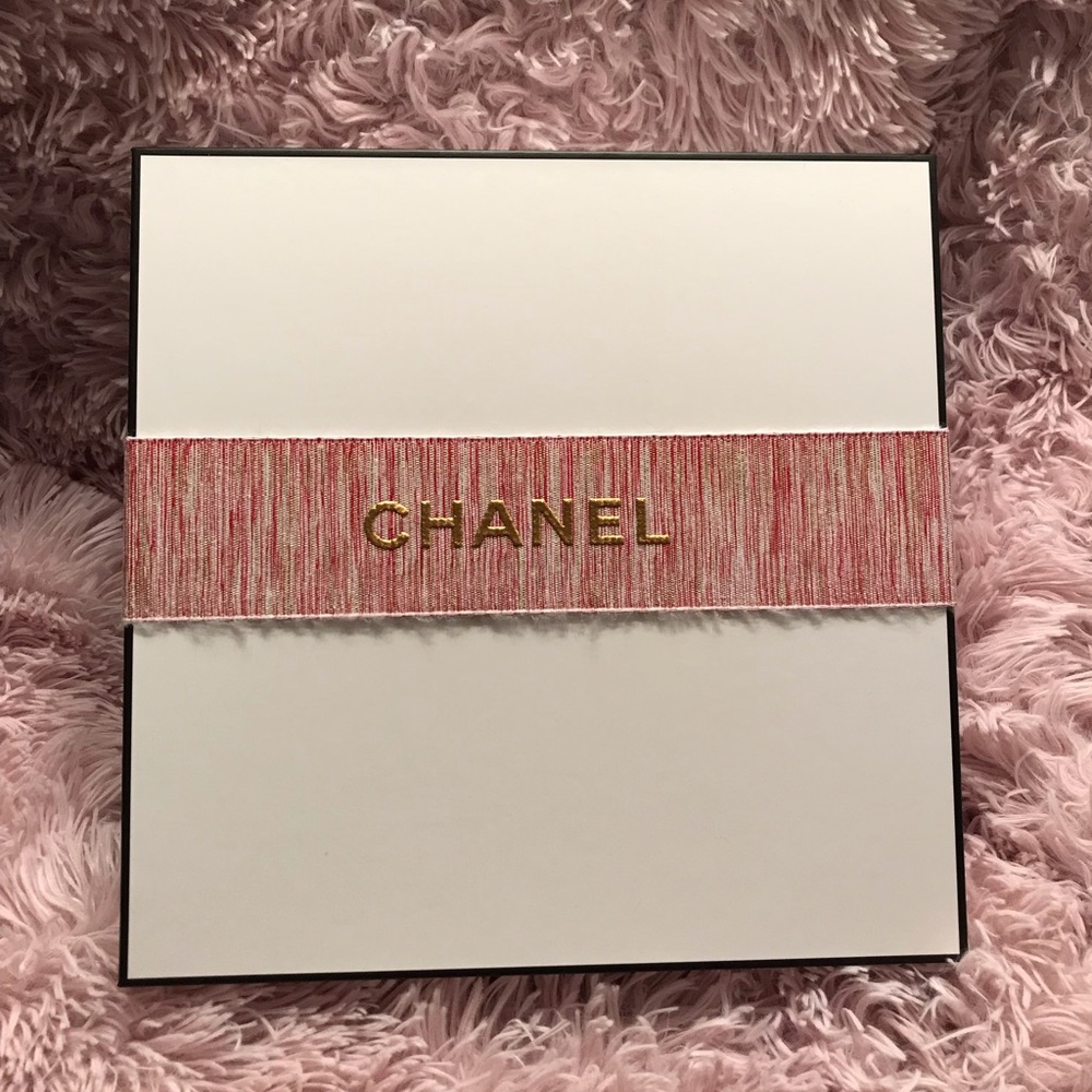 CHANEL LARGE GIFT BOX